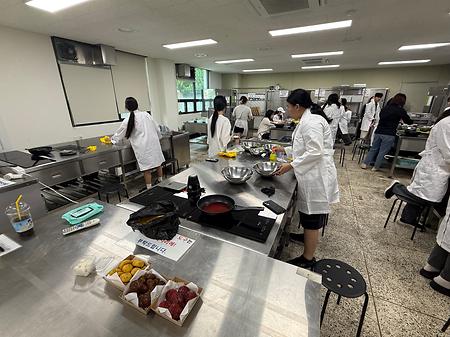 동명대학교 반려동물관 펫푸드조리실에서 학생들이 펫푸드 자격증 취득 준비반 특강에 참여하고 있다.
